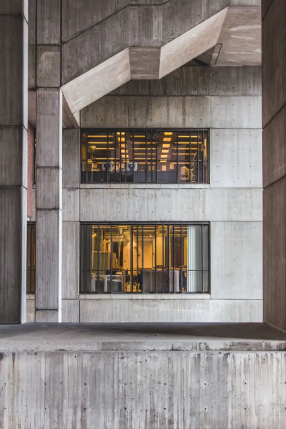 Façade en béton brut d'un bâtiment contemporain, vue depuis la rue